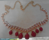 Collana fatta a mano del cristallo di rocca rosso SU ORDINAZIONE con le clip della catena e dell'aragosta dell'oro