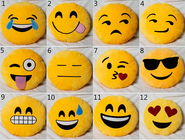 I cuscini ed i cuscini rotondi di giallo dell'emoticon di Emoji hanno farcito il giocattolo della peluche