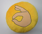 I cuscini ed i cuscini rotondi di giallo dell'emoticon di Emoji hanno farcito il giocattolo della peluche