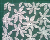 Il cotone ha ricamato il tessuto solubile in acqua del pizzo della maglia, modello di fiore per il vestito convenzionale