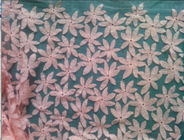 Il cotone ha ricamato il tessuto solubile in acqua del pizzo della maglia, modello di fiore per il vestito convenzionale