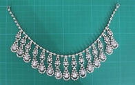 La collana fatta a mano della lega del cristallo di rocca delle donne d'argento e chiare per le ragazze si veste