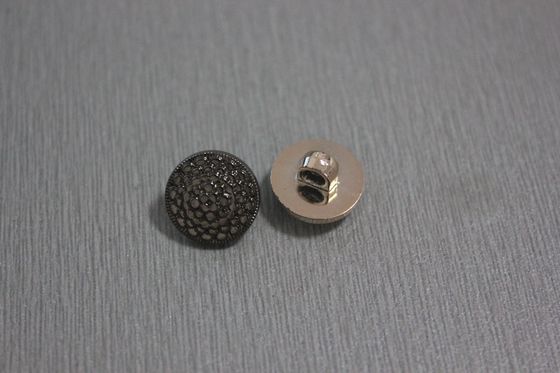 Adatti a modello della scala i bottoni su ordinazione dell'abbigliamento per la camicia/indumento