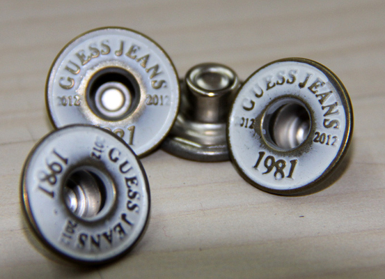 Bottoni su ordinazione improvvisi/di cuciti dell'abbigliamento dipinti in metallo di pistola/argento brillante