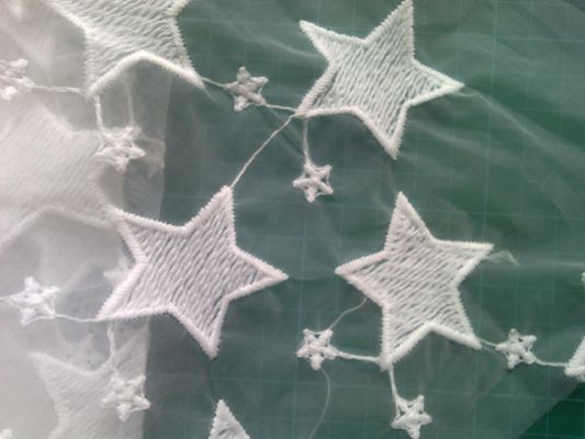 L'organza di Qmilch del pentagramma ha ricamato il tessuto del pizzo, tessuto del pizzo della stella