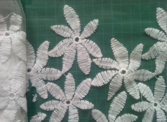 Il cotone ha ricamato il tessuto solubile in acqua del pizzo della maglia, modello di fiore per il vestito convenzionale