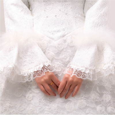 Il pizzo del treno della cappella ha ricamato i vestiti da sposa bianchi dal cotone con fatto a mano è aumentato