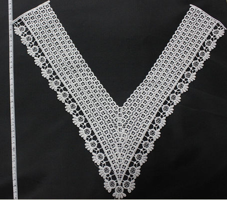 Bianco del latte di motivo dell'abbigliamento del collare del ricamo del pizzo del collo poli per abbigliamento