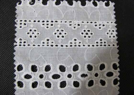 Guarnizioni bianche del pizzo dell'occhiello