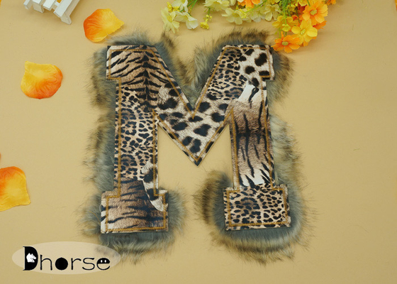 Leopardo della lettera m. Brown che stampa applique in rilievo della disposizione per abbigliamento
