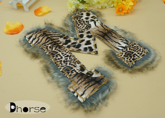 Leopardo della lettera m. Brown che stampa applique in rilievo della disposizione per abbigliamento