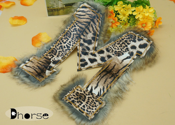 Leopardo della lettera m. Brown che stampa applique in rilievo della disposizione per abbigliamento