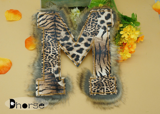 Leopardo della lettera m. Brown che stampa applique in rilievo della disposizione per abbigliamento