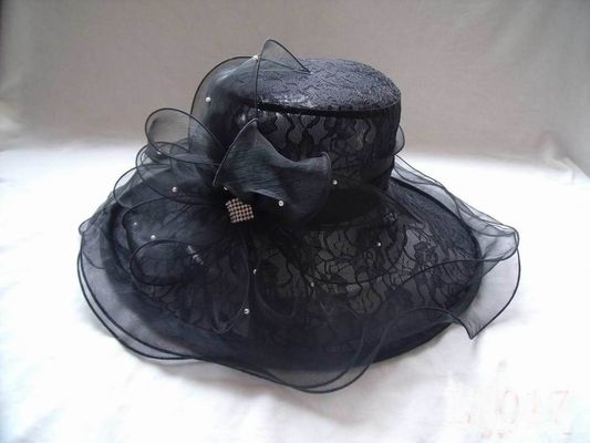 Cappello nero dell'organza della chiesa delle signore con il tessuto del pizzo, fermaglio della perla per il partito, occasione speciale