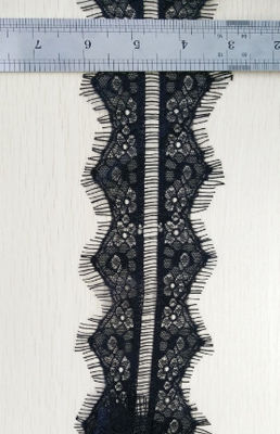 Disposizione decorativa del pizzo del cotone dell'abbigliamento nero dell'indumento nel pizzo del ciglio