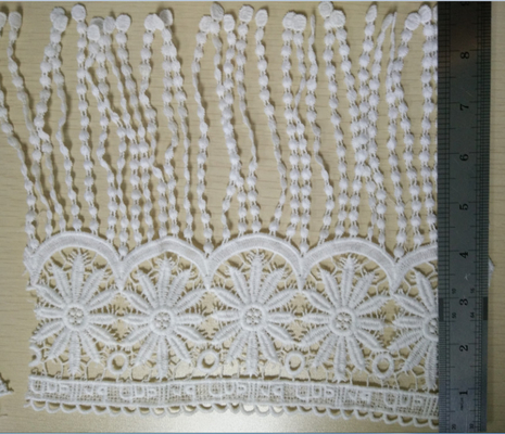 Disposizione nera della frangia molle/bianca decorativa del pizzo con latte poli