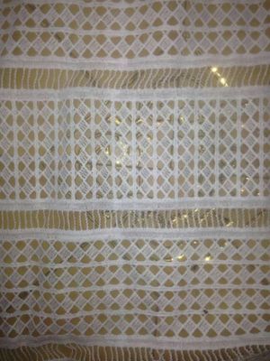 Bianco decorativo del modello di fiore della disposizione del pizzo del modello regolare per i vestiti della ragazza