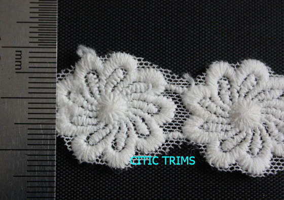 Modello di fiore decorativo ricamato cotone della disposizione 2.5cm del pizzo con colore di tintura