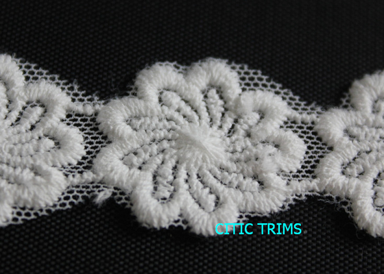 Modello di fiore decorativo ricamato cotone della disposizione 2.5cm del pizzo con colore di tintura