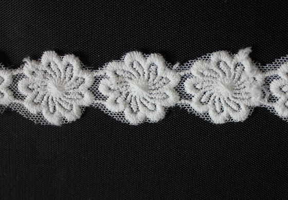 Modello di fiore decorativo ricamato cotone della disposizione 2.5cm del pizzo con colore di tintura
