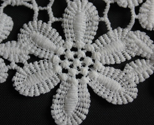Qmilch ha ricamato la disposizione decorativa del pizzo modello bianco/nero 11cm di fiore