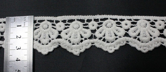 Larghezza bianca 3cm disposizione decorativa del pizzo del latte poli/del cotone per l'abbigliamento dell'indumento