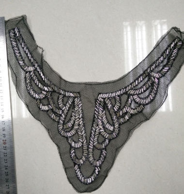 Le donne decorative vestono il collare in rilievo fatto a mano, collare della perla