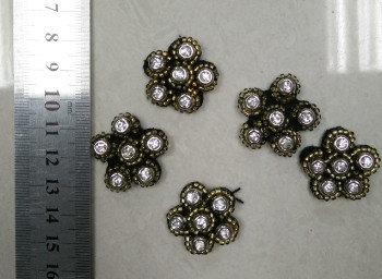Collare della perla delle disposizioni dei fiori della perla del metallo piccolo per la decorazione dei vestiti