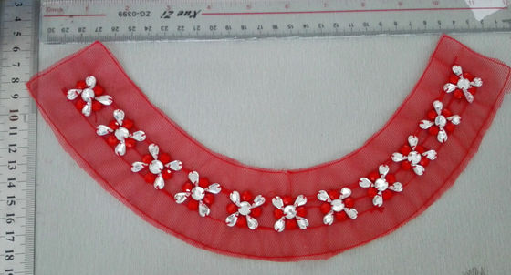 Il fiore rosso amichevole di Eco ha bordato fatto a mano della collana del collare su misura