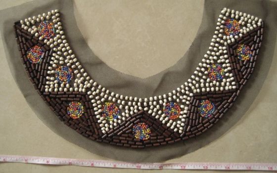 Il collare di legno e di plastica della perla per le donne decorative si veste/indumento