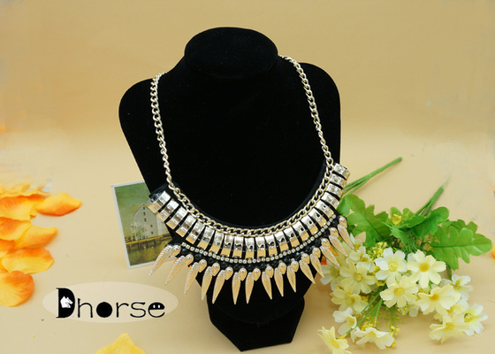 Collana in rilievo del collare di dichiarazione robusta decorativa dell'oro per il vestito delle signore