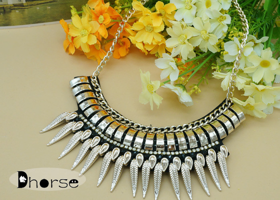 Collana in rilievo del collare di dichiarazione robusta decorativa dell'oro per il vestito delle signore