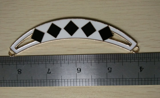 Il mezzo nero ovale su ordinazione della collana del collare del metallo di forma nel bianco