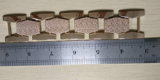 Disposizione dorata Antivari delle decorazioni del metallo della sovrapposizione per l'indumento e la cinghia
