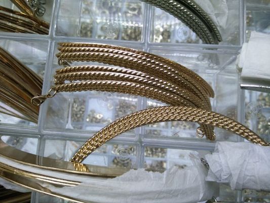 Unisca in lega la disposizione a metà ovale del metallo ecologica con l'oro dei fiori dell'irregolarità