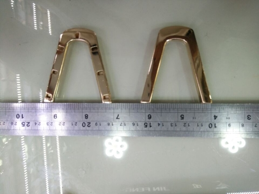 La diversa disposizione del raccordo del metallo di v ha decorato i vestiti specialmente 4,5" cittadino di larghezza