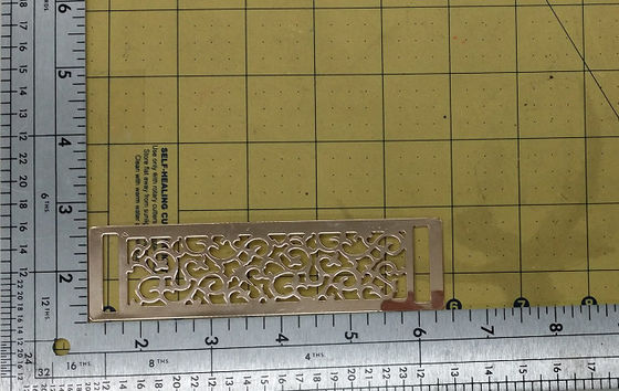 La barra di metallo della cinghia e dell'indumento metal il modello decorativo diritto della disposizione