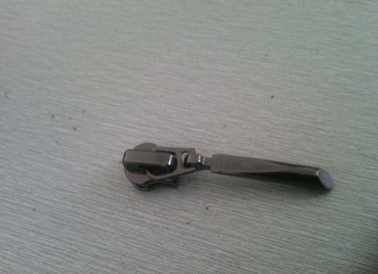 La chiusura lampo su ordinazione di placcatura del Gunmetal 3#/5#, chiusura lampo della lega della borsa della tenda tira