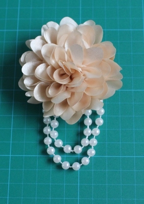 Corpetto in fiore bianco, corpetti del fiore del tessuto della perla con artificiale chiffon