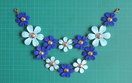 Fiorisca la collana fatta a mano materiale dell'ABS con le clip dell'aragosta dell'oro, blu scuro e blu-chiaro