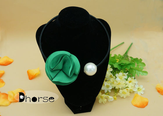 Le collane in rilievo fatte a mano del tessuto perla verde del fiore della grande, collare hanno bordato la collana